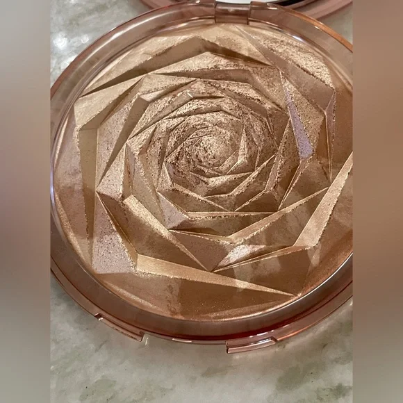 🥇HUDA BEAUTY N.Y.M.P. Highlighter, FLORA 
Very Rare!! Made in Italy - Picture 11 of 14